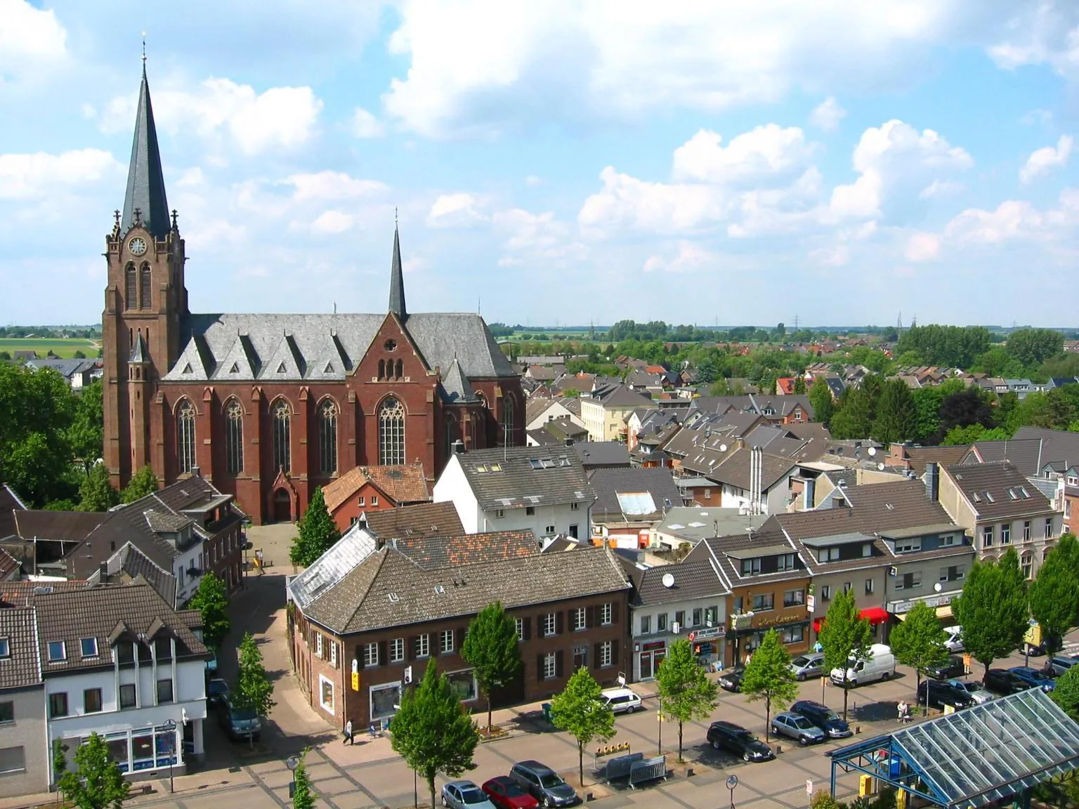 Blick über Jüchen mit der Kirche St. Jakobus