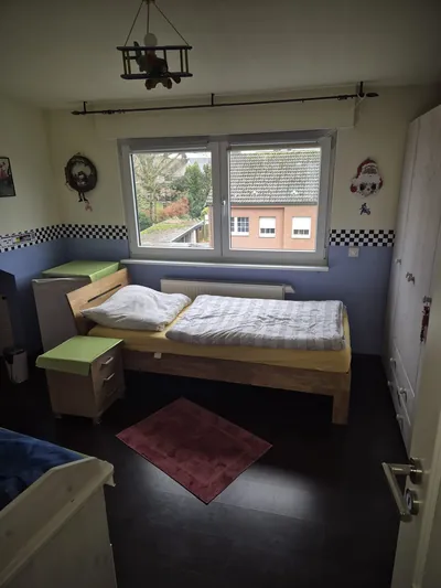 Wohnung 1: Schlafzimmer mit Einzelbett im Dachgeschoss