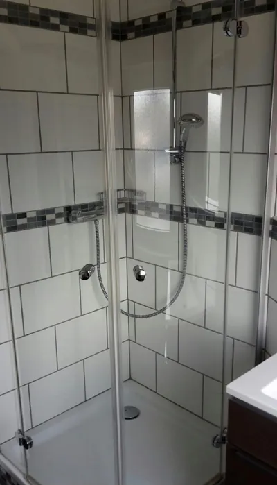 Wohnung 1, Dusche im Badezimmer auf dem Flur