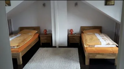Wohnung 1, Doppelzimmer mit zwei Einzelbetten