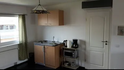 Wohnung 1, Kleine Küche mit Kühlschrank, Mikrowelle und Kaffeemaschine