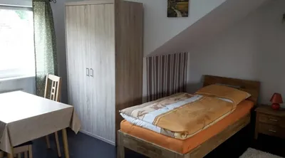 Wohnung 1, Zimmer mit Einzelbett und Kleiderschrank