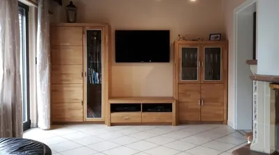 Wohnung 2: Wohnzimmer mit Schrankwand und TV