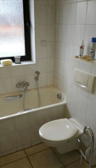 Wohnung 2, Badezimmer mit Badewanne