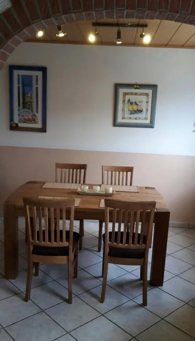 Wohnung 2, Essplatz mit Holztisch