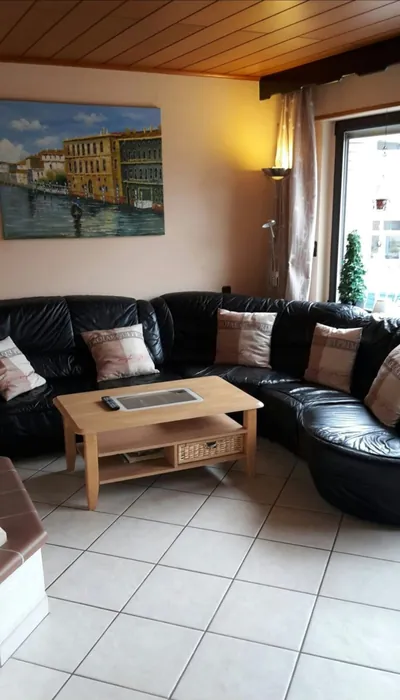 Wohnung 2, Wohnzimmer mit L-förmiger Ledercouch