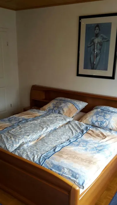 Wohnung 2, Schlafzimmer mit Doppelbett