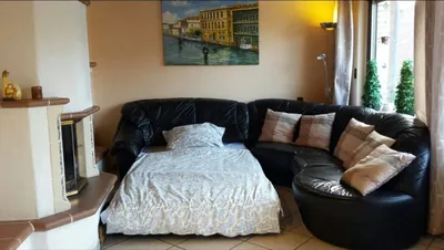 Wohnung 2, Ausgezogene Schlafcouch im Wohnzimmer