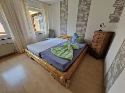Wohnung 3: Schlafzimmer mit Doppelbett
