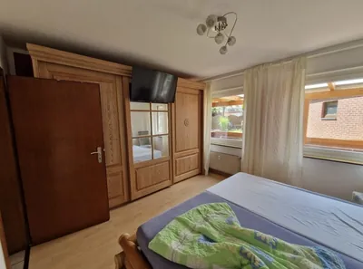 Wohnung 3, Schlafzimmer mit Kleiderschrank und TV