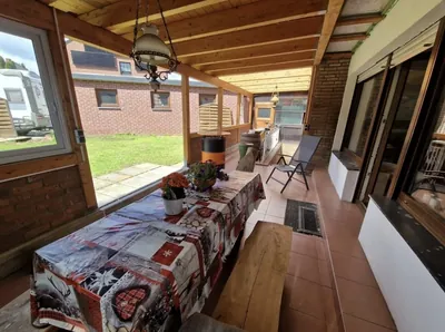 Wohnung 3, Überdachte Terrasse mit Tisch
