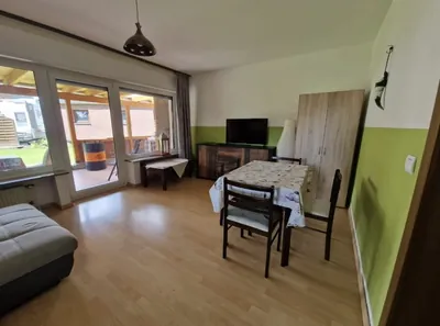 Wohnung 3, Wohnraum mit Essplatz und Blick zur Terrasse
