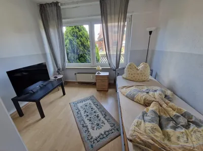 Wohnung 3, Zimmer mit Bett und TV
