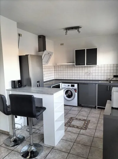 Wohnung 4: Küche mit Tresen und Barhockern