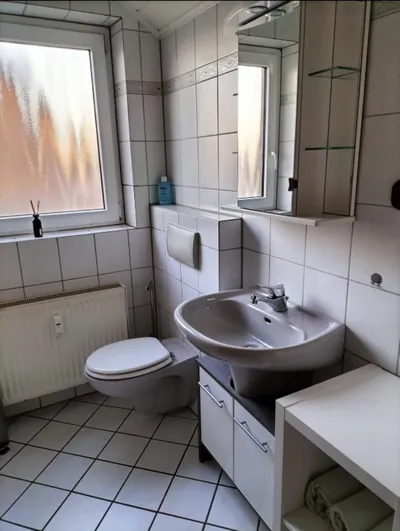 Wohnung 4, Badezimmer mit WC und Waschbecken
