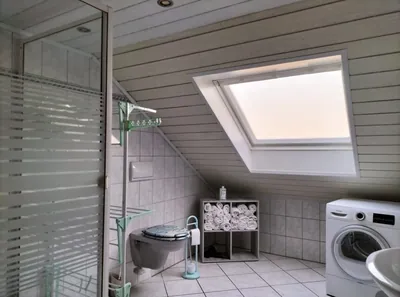 Wohnung 4, Bad im Dachgeschoss mit Waschmaschine