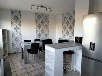 Wohnung 4, Essbereich mit Tisch und Kühlschrank